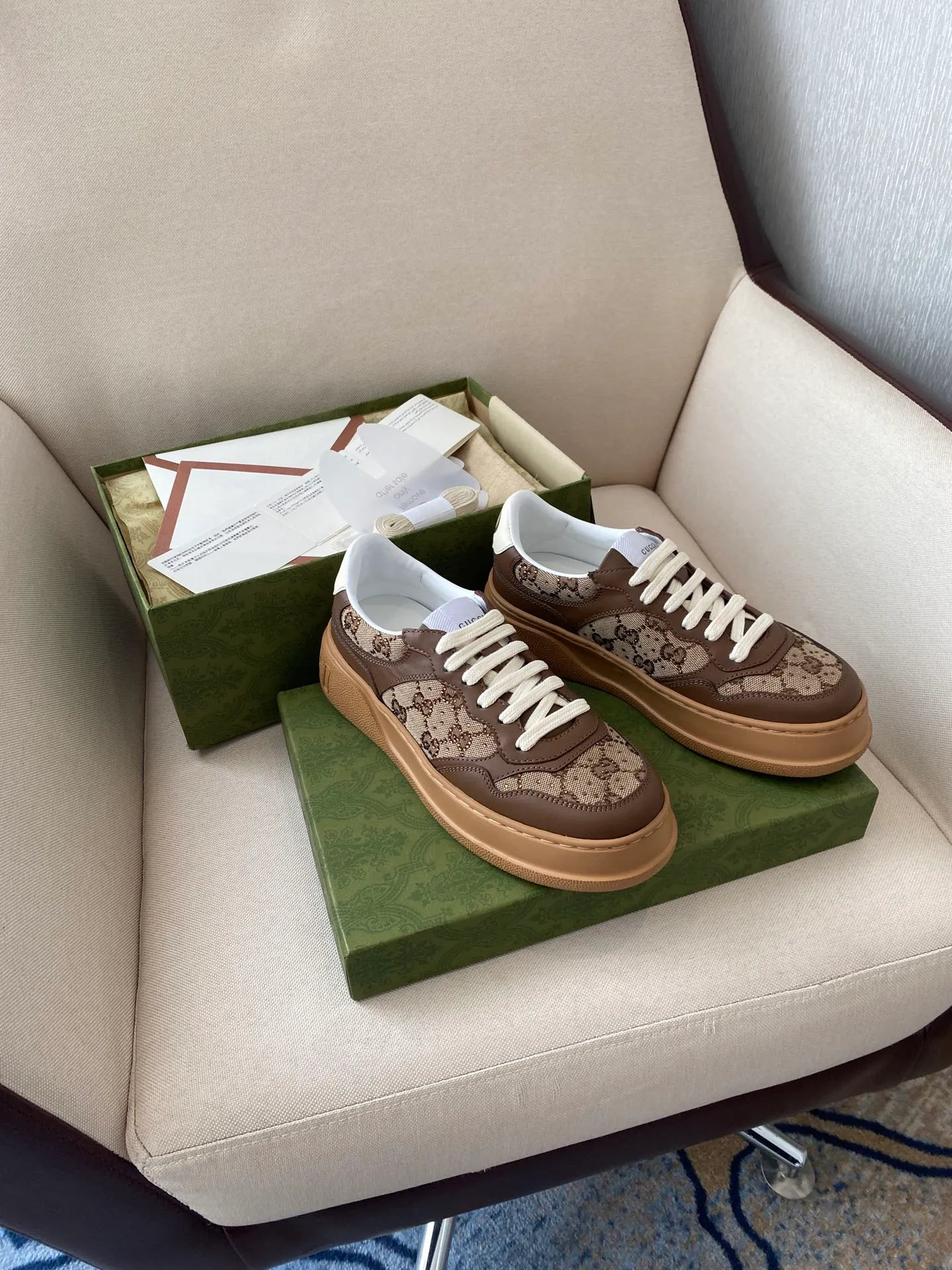 👟👟Ex-factory price 480👟👟 Gucci - the new Chunky B series lightweight soft thick sole sports series! G's couple's white shoes, Gucci counter style, Gucci catwalk style! The style design is light, luxurious and retro...thick sole increases height...similar to an upgraded version of classic white shoes! Original customized cowhide fabric (classic old floral fabric, perforation, embossing process), cowhide lining, original foam lightweight outsole, GG Logo on the heel, 4cm thick sole, classic Gucci webbing... Women's 35-40/Men's 39-44 (full size) Women's 41, Men's 45 are custom-made and non-returnable